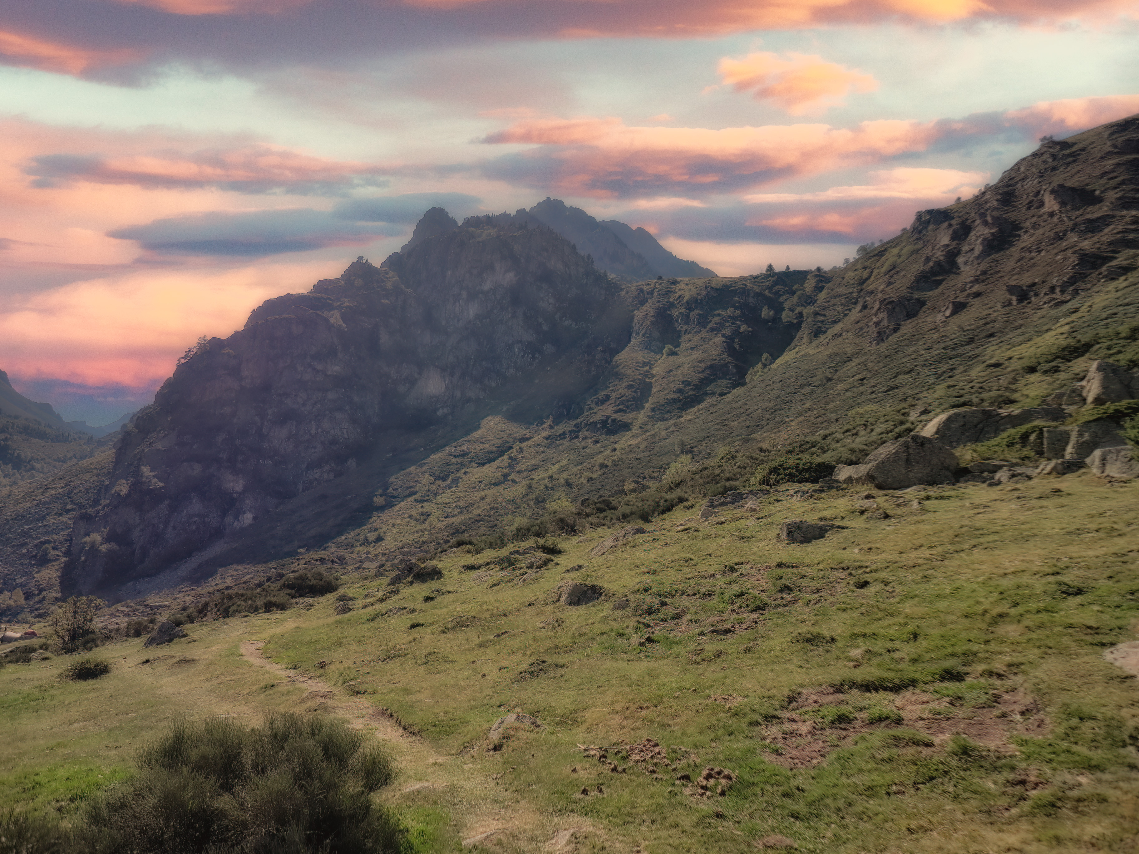 Sentier d'accès au Pic du Rulhe au coucher rose